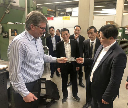 蔣亞龍陪同興化市政府辦及興化市代表考察團參觀考察東華德國公司。