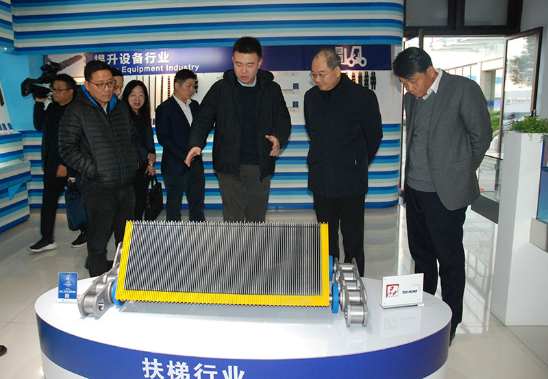 李火林在杭州市區(qū)領(lǐng)導(dǎo)的陪同下走訪調(diào)研東華鏈條